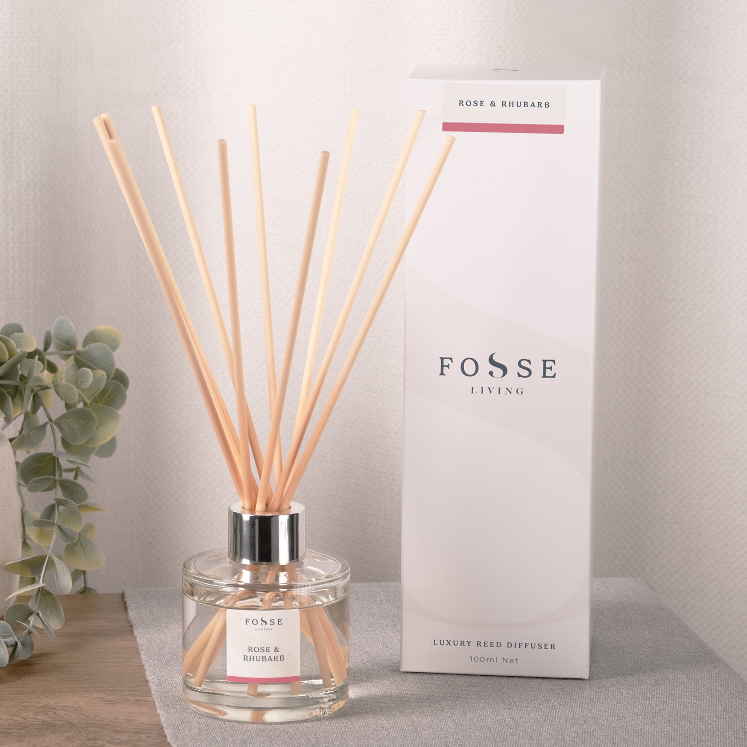 Reed diffuser scented with rose and rhubarb fragrance